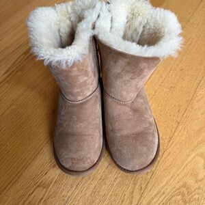 UGG Kids Bailey Bow II Boots Size 3, Chestnut Brown Suede